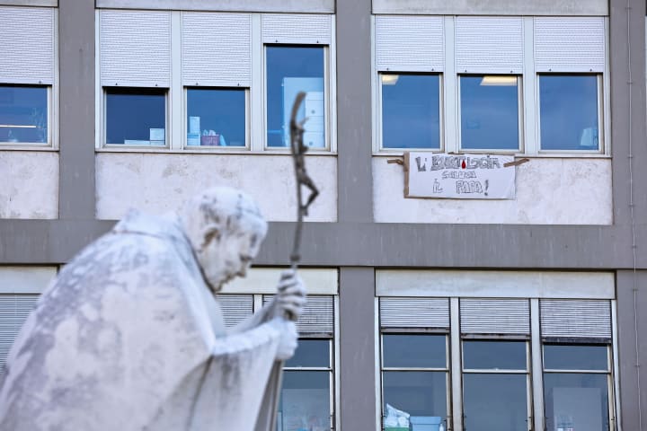 El Papa evoluciona “amb normalitat” i realitza fisioteràpia l'endemà passat de la seva operació