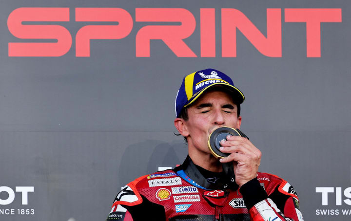 Marc Márquez li troba les pessigolles a Jorge Martín en el seu maleït GP d'Indonèsia: gana la ‘sprint’ i torna a ser líder del Mundial