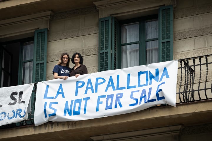Els veïns d'un edifici de Barcelona comprat per un fons comencen una vaga de lloguer: “Que marxin ells”
