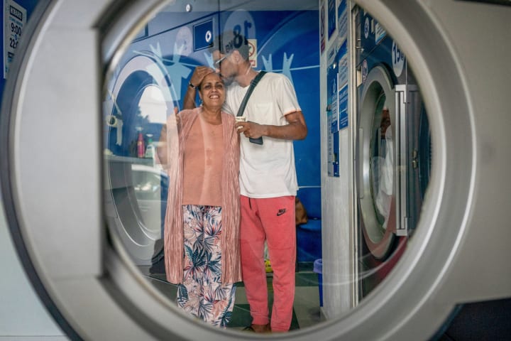 Una hora de treva a Ceuta: la bugaderia que iguala a policies i migrants