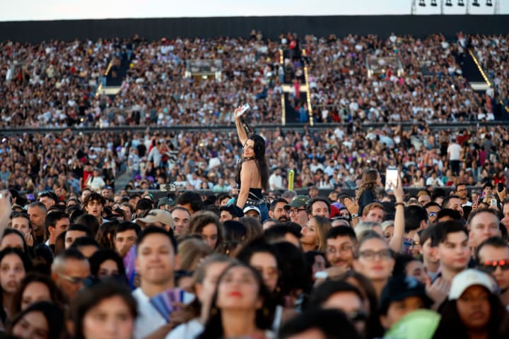 Quin és el cost ambiental de les residències com les de Shakira o Bad Bunny? En comptes de moure a un artista, que viatgin 700.000 persones