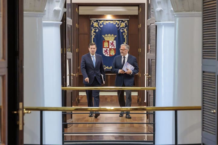 Feijóo i Abascal eviten el xoc en la campanya del 29-N: “El canvi està per sobre del #PP”