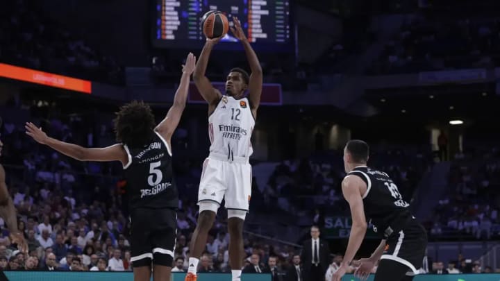89-98: El Reial Madrid s'estrena fora i surt del pou amb un triomf a Milà