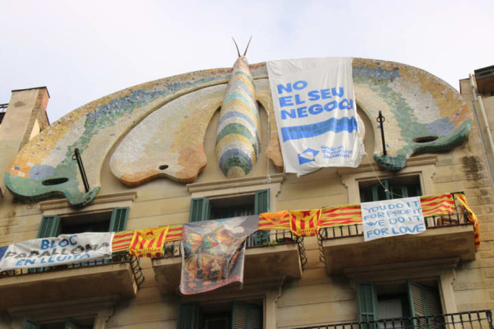 Els veïns del Bloc Papallona de Barcelona anuncien una vaga de lloguers fins que el fons NAD no se’n vagi de l’edifici