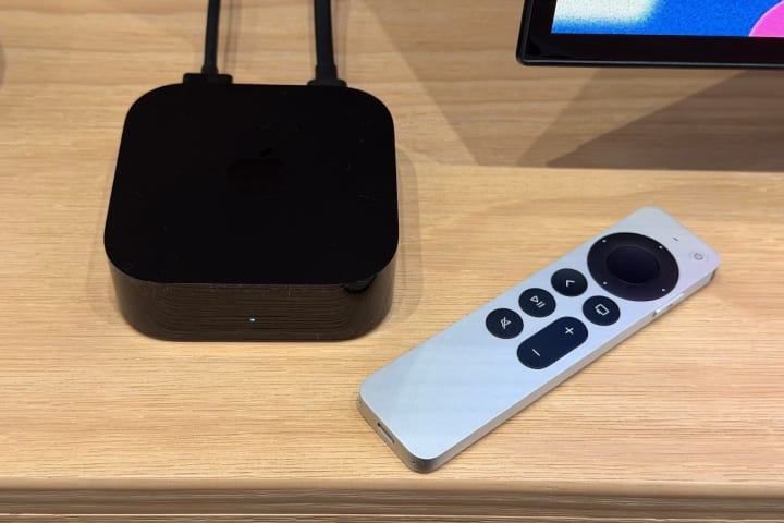 L'Apple TV 4K emparellat amb altaveus HomePod Mini per a so envoltant.