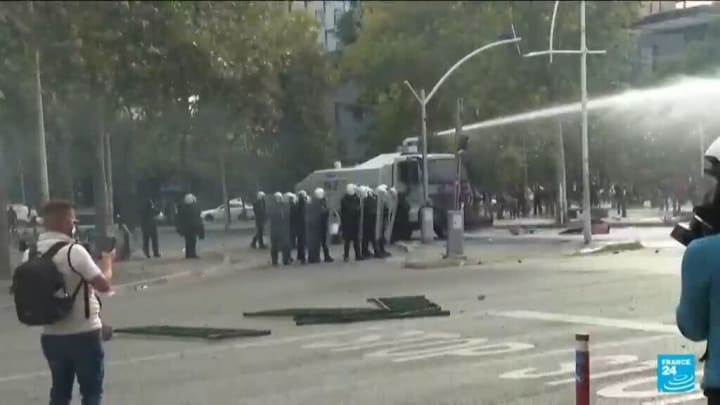 El líder d' Albània desafia les trucades a dimitir com a protesta d'estudiants en capital