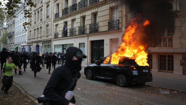 Desenes de milers de persones es manifesten a França; cobren força les protestes dels estudiants