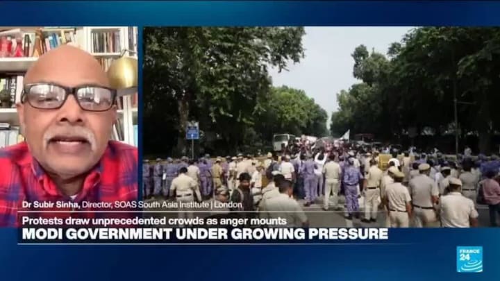 El primer ministre indi Narendra Modi o manifestants protestant a l'Índia.
