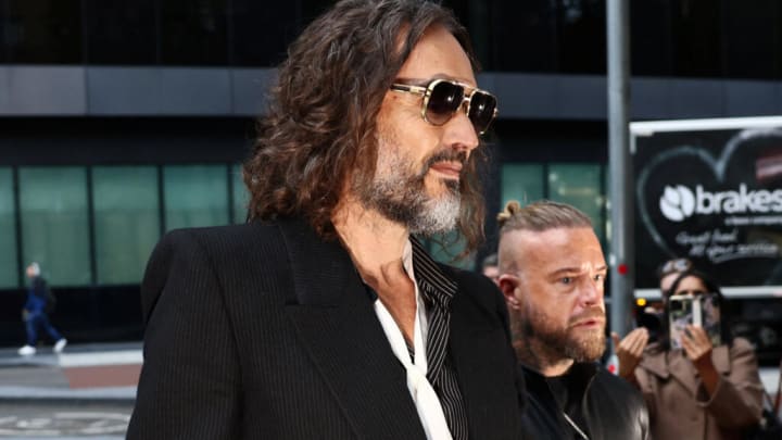 Judici contra l'actor Russell Brand per violació: Fiscalia ho acusa de ser un “depredador sexual implacable”