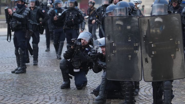 Estudiant emborniat a Tours: un policia imputat per a "violència agreujada"