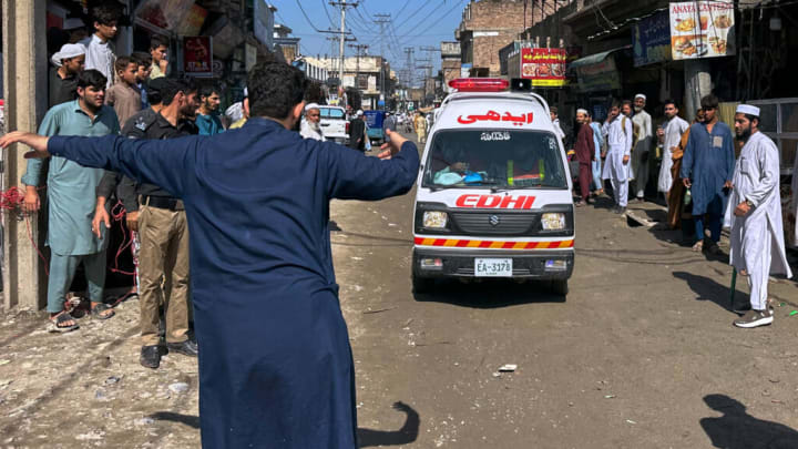 Ensulsiada d'una escola al Pakistan deixa almenys 28 morts i desenes de ferits