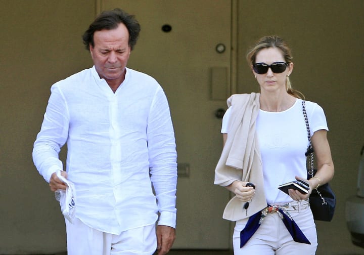 Julio Iglesias i Miranda Rijnsburger declaren davant el jutge aquest divendres per una reclamació de sis milions d'euros