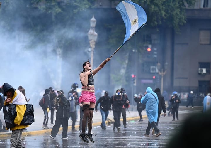 Massiva protesta universitària contra Milei: «Ningú està per sobre de la llei, tampoc el president»