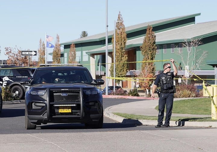 Almenys quatre morts en un tiroteig en una escola de Oregon (els EUA)