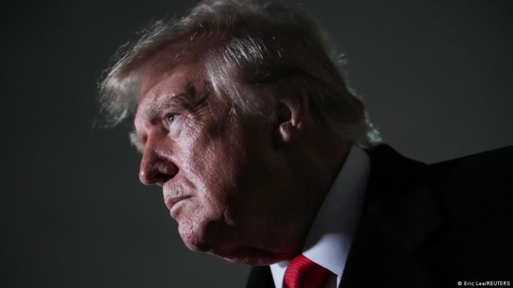 Donald Trump en una roda de premsa parlant sobre acords energètics i política exterior.