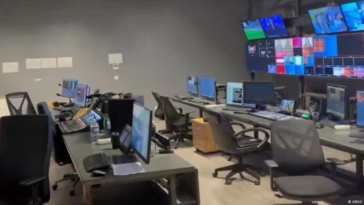 Seu de la cadena Halk TV a Istanbul custodiada per la policia.