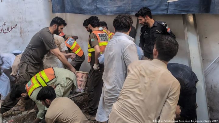El sostre de l'escola es va col·lapsar a la mort de Peshawar que mata dotzenes d'estudiants i un professor.