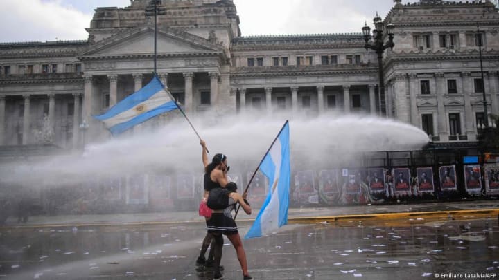 Protesta d'estudiants a Buenos Aires contra les retallades educatives de Milei