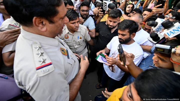 Manifestació política i forces de seguretat a Nova Delhi, l'Índia.