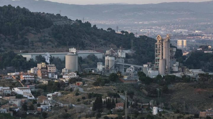Els Mossos apunten contra un ex alt càrrec pels permisos de la cimentera de Montcada