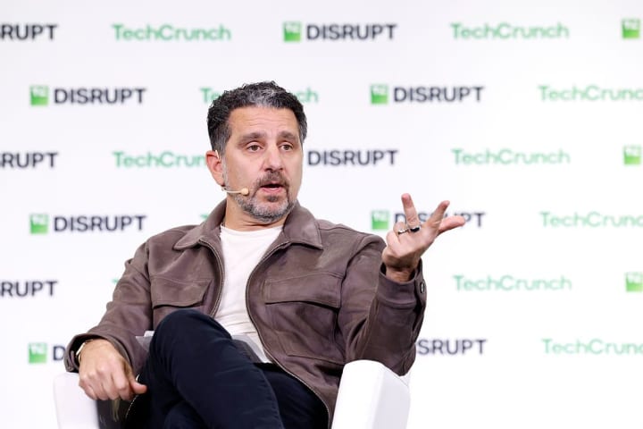 Panos Panay a l'escenari de TechCrunch Disrupt parlant sobre dispositius d'intel·ligència artificial.