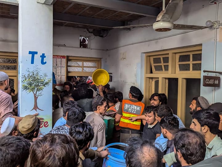 El sostre de l'escola es col·lapsa al nord-oest del Pakistan, matant almenys 29 persones
