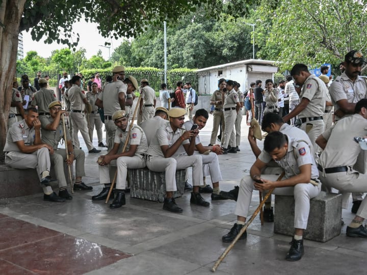La policia índia llanca el llançament de les Constitucions a Nova Delhi per al míting del partit del Paneroach.