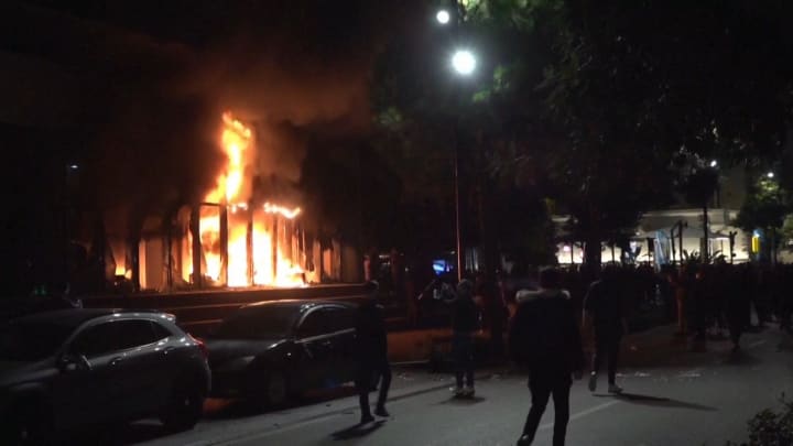 Incendi al Ministeri de Justícia d'Albània durant les protestes estudiantils a Tirana.