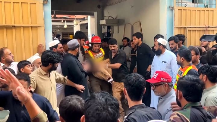 Dotzenes de nens assassinats després que el sostre col·lapses a l'escola pakistanesa.