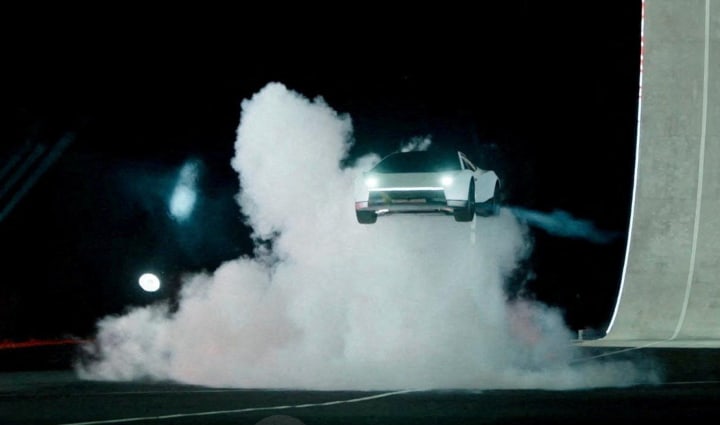 El cotxe del Tesla va revelar que pot conduir cap amunt i saltar per l'aire