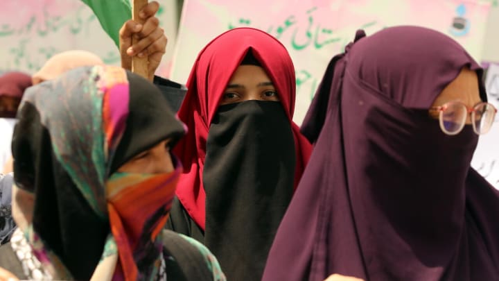 'Azerbaidjan prohibeix el vel en els col·legis, protestes en el País'