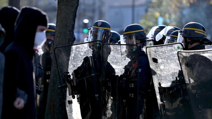França, perquisicions sobre 36 casos de suposades violències de policia en les protestes