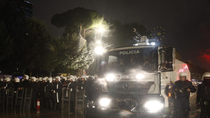 Xocs entre manifestants i policia a Tirana, incendi en el centre de la ciutat