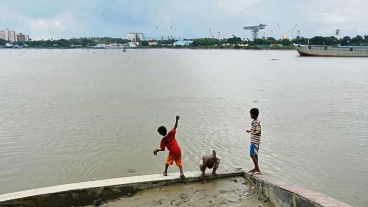 Moren tretze nens després del naufragi d'un vaixell en el riu Ganges a l'Índia