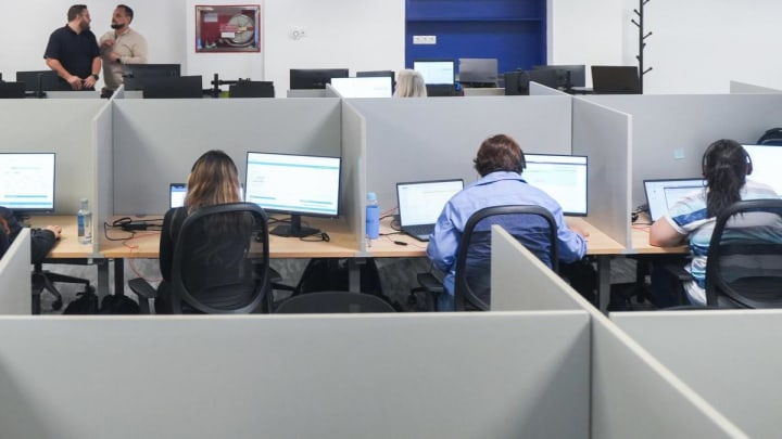 Consum obre expedient a una empresa de telecomunicacions per clàusules abusives