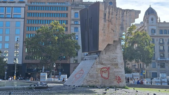 Vandalizan amb pintades el monument a Francesc Macià i altres escultures de plaça Catalunya