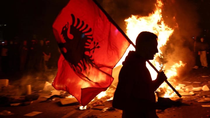 Una nova protesta d'estudiants acaba en càrregues policials, saquejos i incendis a Tirana