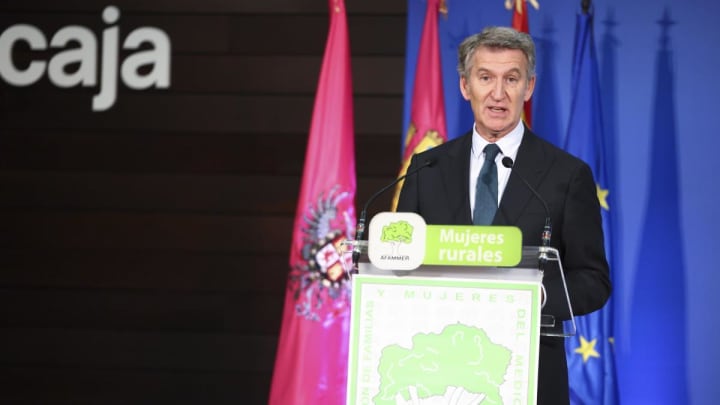 Feijóo promet una baixada d'impostos i la reducció de la burocràcia per al món rural