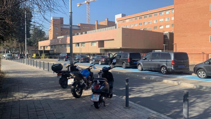 Un vianant troba a un bebè ferit greu que havia caigut d'un balcó a Mollerussa