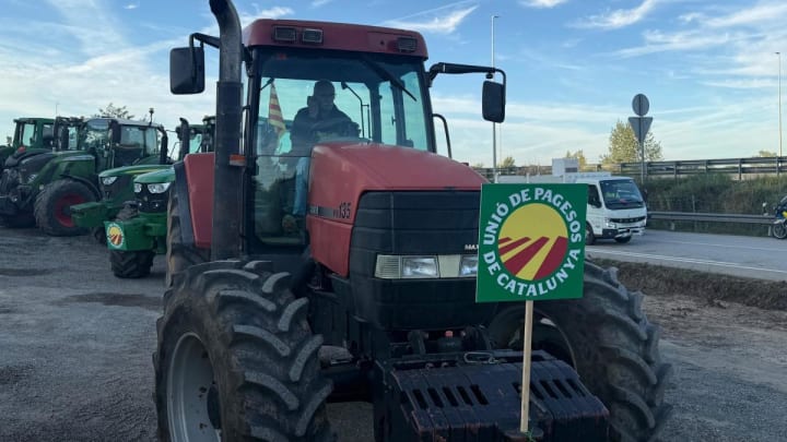 Centenars d'agricultors i 200 tractors de tota Catalunya es concentren a Barcelona: “Cal dir basta”