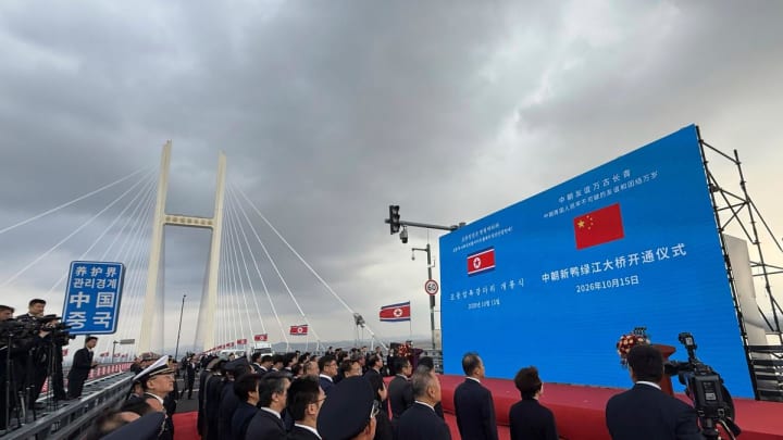 la Xina i Corea del Nord inauguren el gran pont sobre el Yalu, acabat fa 14 anys