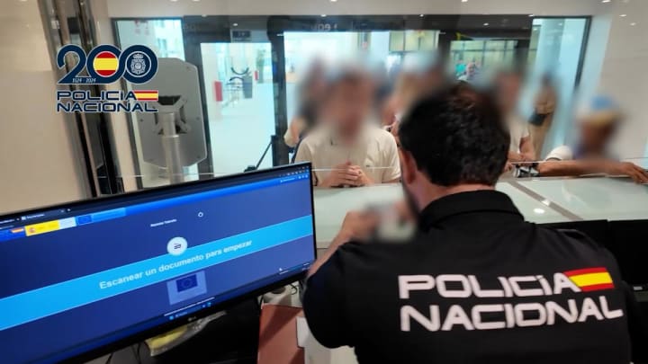 Detinguts 40 immigrants a Ceuta que volien arribar a la Península amb #DNI d'altres persones