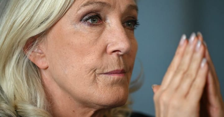 Marine Le Pen en roda de premsa a Brussel·les sobre el seu pla per reduir la UE.