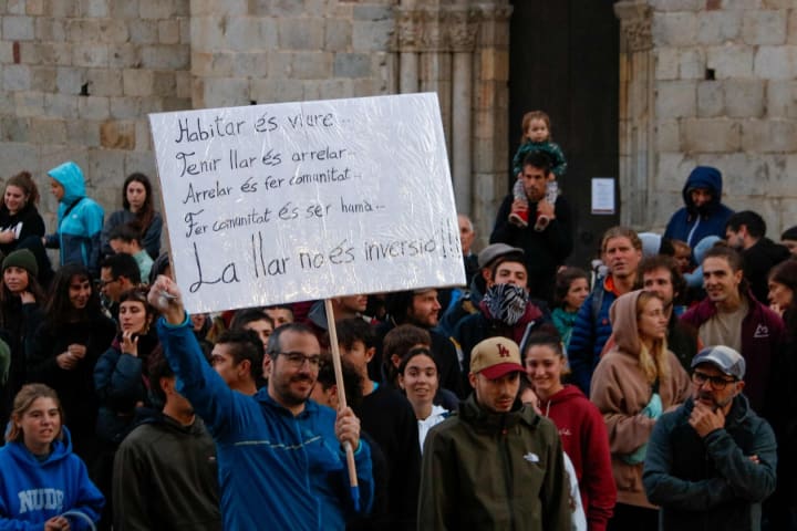 Unes 200 persones es manifesten a La Seu d'Urgell pel dret a l'habitatge