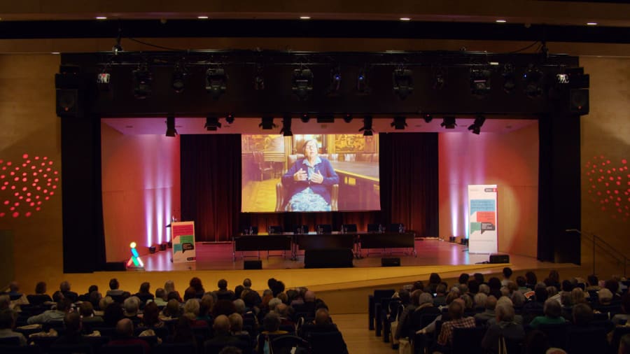 Escenario y público de una convención de personas mayores