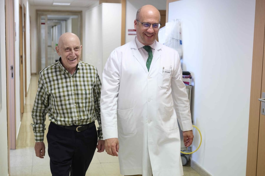 José María Tejedor, un paciente con cáncer de páncreas en un tratamiento experimental en la Clínica Universidad de Navarra, junto a Mariano Ponz, oncólogo del centro.