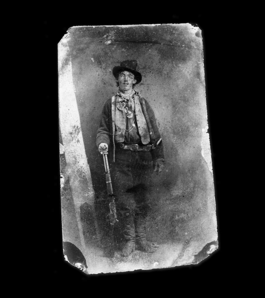 La imagen más icónica de Billy el Niño, captada en Fort Summer (Nuevo México)en 1880, muestra al pistolero con sombrero y rifle.
