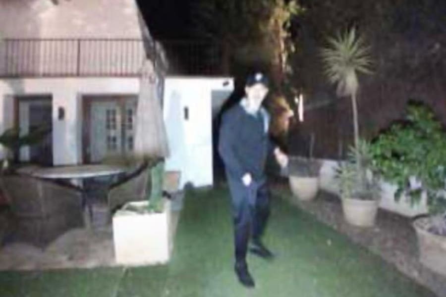 Imagen extraida de un grabación de cámara de la villa de Roia. En ella se aprecia a uno de los machacas contratados por la mafia inmobiliaria dentro de la propiedad