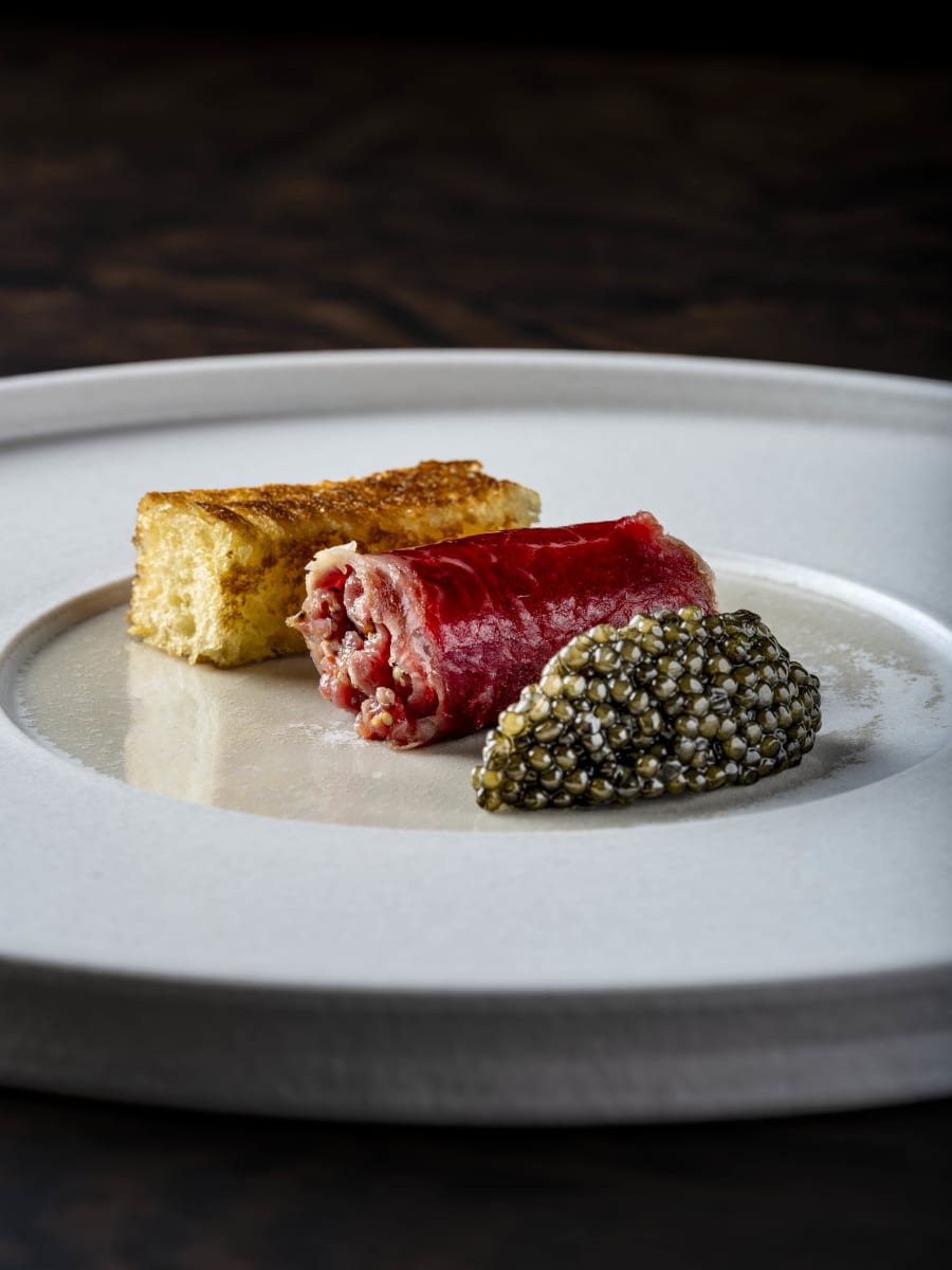 Steak tartar envuelto en cecina, tostada de brioche y caviar, en Ramón Freixa Tradición.
