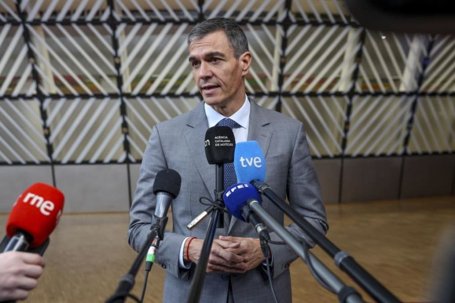 Pedro Sánchez comparece ante la prensa a su llegada al Consejo Europeo de este jueves en Bruselas.